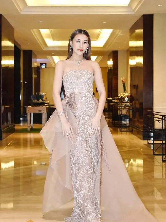 Gaya Glamor Aaliyah Massaid