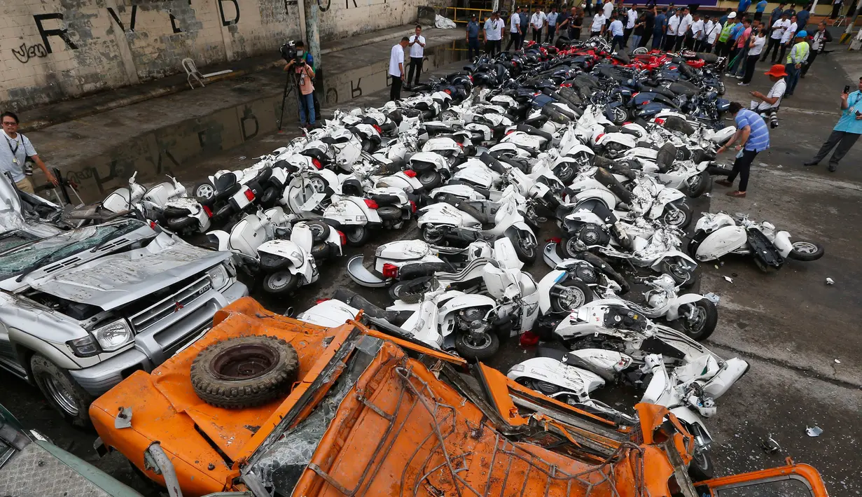 Kondisi sejumlah sepeda motor dan mobil usai dilindas ekskavator untuk dihancurkan di kantor Biro Bea Cukai di Manila, Filipina (30/5). Ratusan sepeda motor dan kendaraan hasil selundupan ini dihancurkan. (AP/Bullit Marquez)