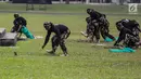 Sejumlah prajurit Komando Pasukan Khusus (Kopassus) memperagakan cara menjinakan ular kobra pada Upacara Penyerahan Satuan di Lapangan Mako Kopassus, Jakarta, Jumat (23/3). Kopassus resmi dipimpin Mayjen TNI Eko Margyono. (Liputan6.com/Faizal Fanani)