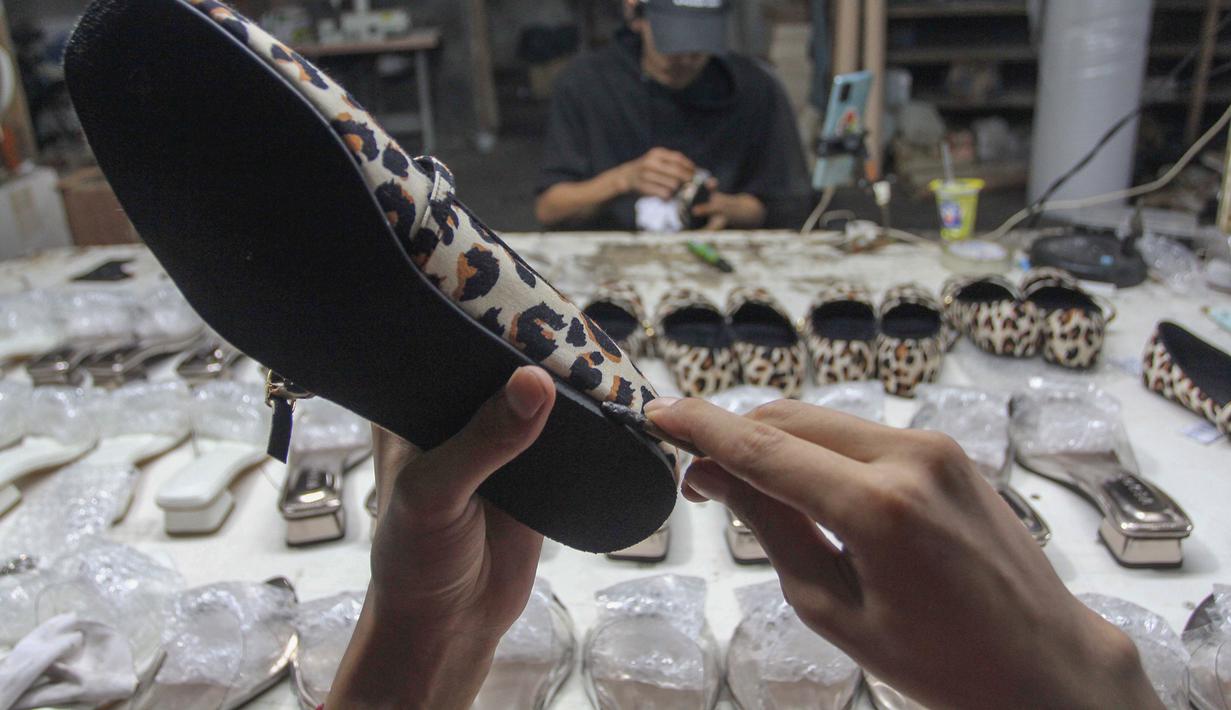 Pada triwulan I tahun 2025, industri kulit, barang dari kulit, dan alas kaki tumbuh sebesar 8,3% dibanding periode yang sama tahun lalu. Tampak dalam foto, pekerja saat menyelesaikan pembuatan sandal wanita di pabrik rumahan Pesan Sepatu Indonesia, Setu, Tangerang Selatan, Banten, Jumat (7/11/2025). (merdeka.com/Arie Basuki)