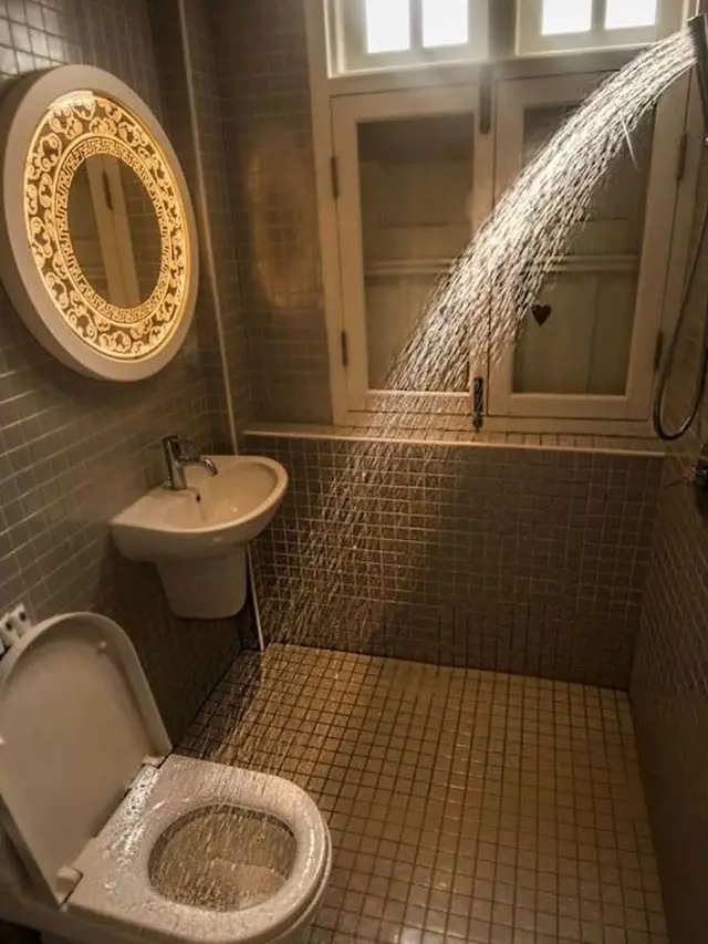 kamar mandi absurd