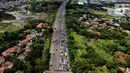 <p>Pantauan udara kemacetan di gerbang masuk tol Cikupa, Tangerang, Banten, Kamis (28/4/2022). Memasuki H-4 Hari Raya Idulfitri 1443 H atau Lebaran 2022, kendaraan pemudik dengan menggunakan kendaraan pribadi mengular di pintu tol Cikupa arah Merak. Kemacetan terjadi kurang lebih hingga dua km meter. (Liputan6.com/Angga Yuniar)</p>
<p> </p>