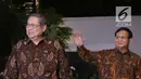Ketua Umum Partai Demokrat Susiolo Bambang Yudhoyono (SBY) bersama  Ketua Umum Partai Gerindra Prabowo Subianto menyapa awak media di Kediaman SBY di Jakarta, Selasa (24/7). (Liputan6.com/Angga Yuniar)
