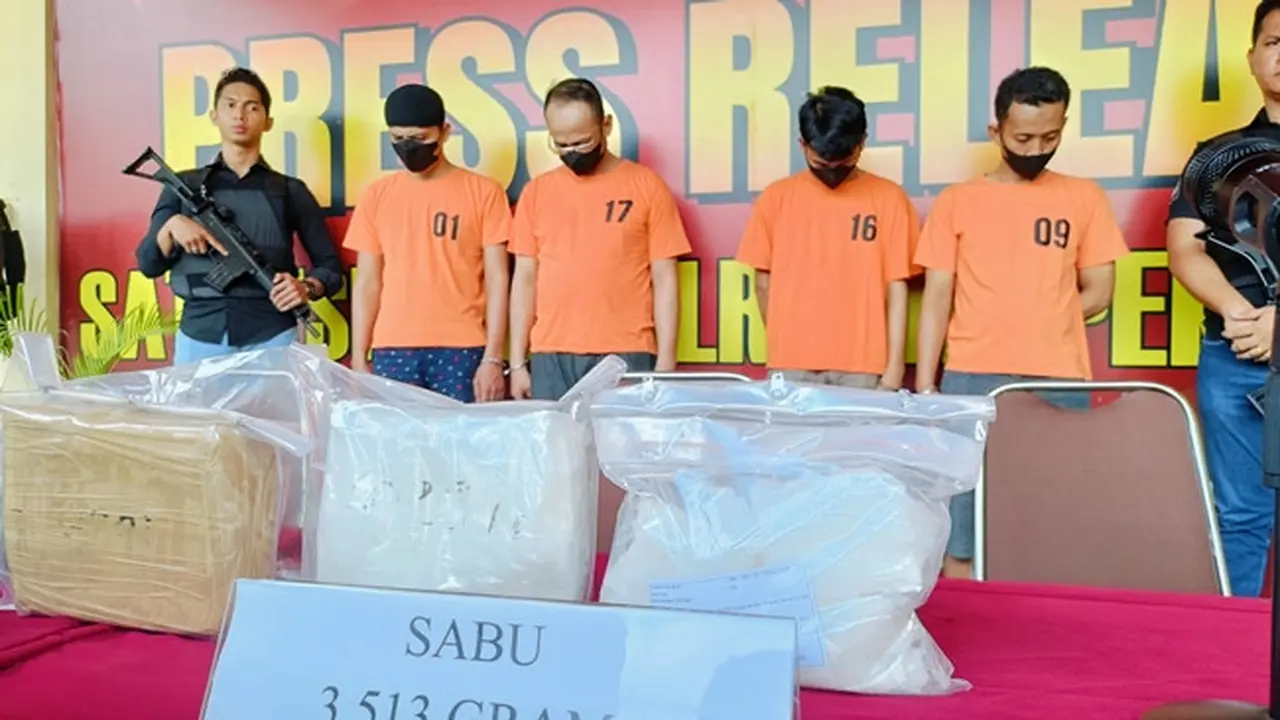 Sabu dan pil ekstasi dari Pekanbaru yang gagal beredar di Jawa Tengah dan Jawa Timur setelah pengirim melalui kargo Bandara Pekanbaru gagal.