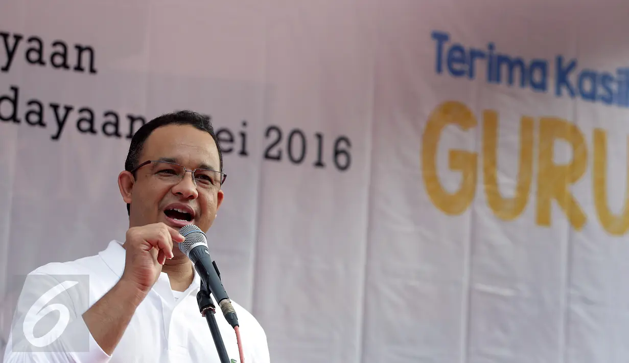 Menteri Pendidikan & Kebudayaan, Anies Baswedan memberikan sambutan jelang peringatan Hari Pendidikan Nasional di Senayan, Jakarta, (24/04). Kegiatan tersebut mengangkat tema Harmoni Bersama Masyarakat. (Liputan6.com/Fery Pradolo) 
