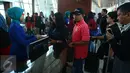 Petugas memeriksa tiket penumpang untuk penerbangan perdana Internasional di Terminal 3 Internasional Bandara Soekarno Hatta, Tangerang, Banten, Senin (1/5). Terminal 3 Internasional telah resmi dioperasikan. (Liputan6.com)