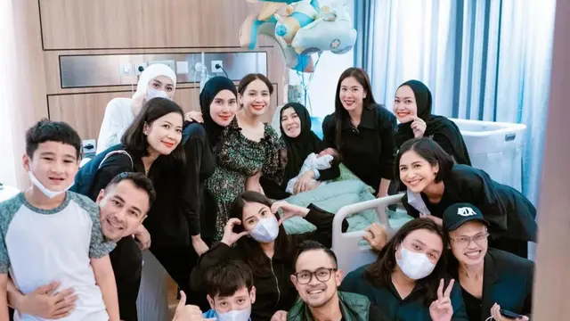 Potret Raffi Ahmad dan Nagita Slavina Jenguk Shandy Purnamasari yang Baru Lahirkan Anak Ketiga (credit: https://www.instagram.com/raffinagita1717/)