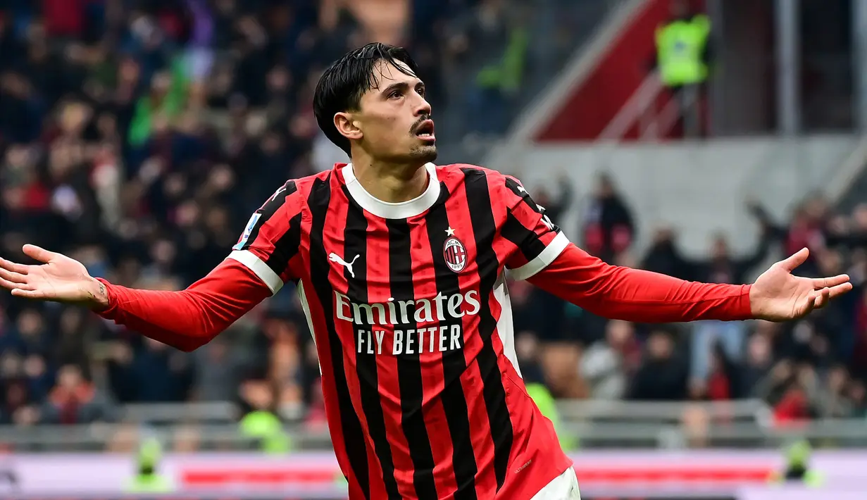 Pemain AC Milan, Tijani Reijnders melakukan selebrasi setelah mencetak gol ke gawang Parma dalam laga lanjutan Liga Italia 2024/2025 di San Siro, Milan, Italia, Senin (27/01/2025) dini hari WIB. (AFP/Piero Cruciatti)