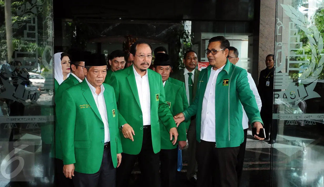 Djan Faridz (tengah) bersama pengurus PPP meninggalkan gedung usai menemui Menkumham Yasonna Laoly di Jakarta, Selasa (23/11). Djan Faridz melaporkan hasil putusan PTUN yang mengabulkan gugatan PPP kubu Djan Faridz. (Liputan6.com/Helmi Fithriansyah)