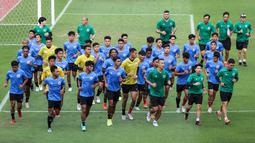 Latihan dimulai dengan peregangan dan lari berkeliling lapangan sebanyak dua kali. (Bola.com/Bagaskara Lazuardi)