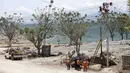 Petugas PLN memperbaiki jaringan listrik di Palu, Sulawesi Tengah, Sabtu (6/10). Sekitar 40 persen kondisi listrik di Kota Palu, Sulawesi Tengah (Sulteng), telah pulih. (Liputan6.com/Fery Pradolo)
