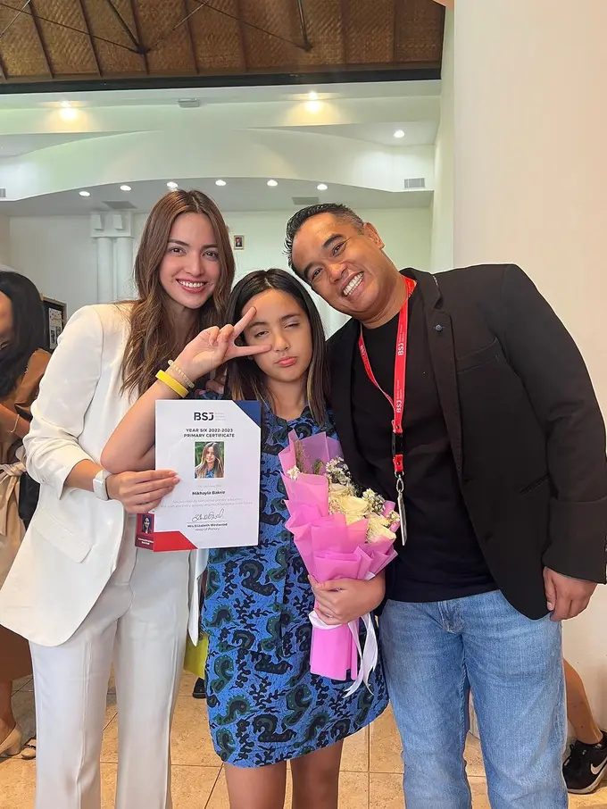 Mikhayla, anak Nia Ramadhani lulus SD (Instagram/ramadhaniabakrie)