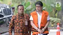 Mantan Kepala Dinas Pengelolaan Keuangan dan Aset Daerah (DPKAD) Kota Bandung, Herry Nurhayat tiba di Gedung KPK, Jakarta, Rabu (4/3/2020). Herry diperiksa sebagai tersangka kasus suap pengadaan tanah untuk Ruang Terbuka Hijau (RTH) di Pemkot Bandung tahun 2012 dan 2013. (merdeka.com/Dwi Narwoko)