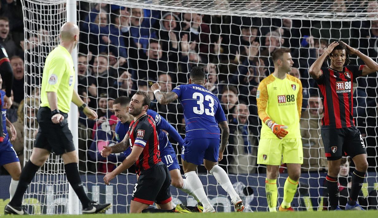 Gelandang Chelsea, Eden Hazard, membobol gawang Bournemouth pada laga Piala Liga Inggris di Stadion Stamford Bridge, Kamis (20/12). Chelsea menang 1-0 atas Bournemouth. (AP/Alastair Grant)