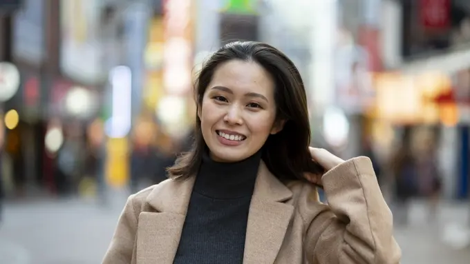 tertawa tersenyum cantik