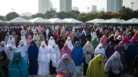 Sejumlah umat muslim melakukan salat Idul Fitri di Grandstand Quirino di Manila, Filipina (25/6). (AFP Photo/Noel Celis)