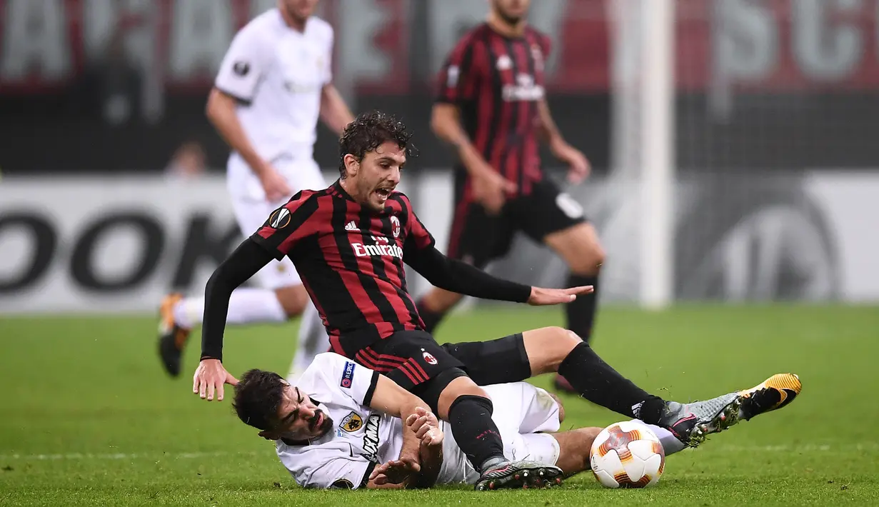 Gelandang AC Milan, Manuel Locatelli, berebut bola dengan gelandang AEK Athens, Lazaros Christodoulopoulos, pada laga Liga Europa di Stadion San Siro, Milan, Kamis (19/10/2017). AC Milan bermain imbang 0-0 dengan AEK Athens. (AFP/Marco Bertorello)