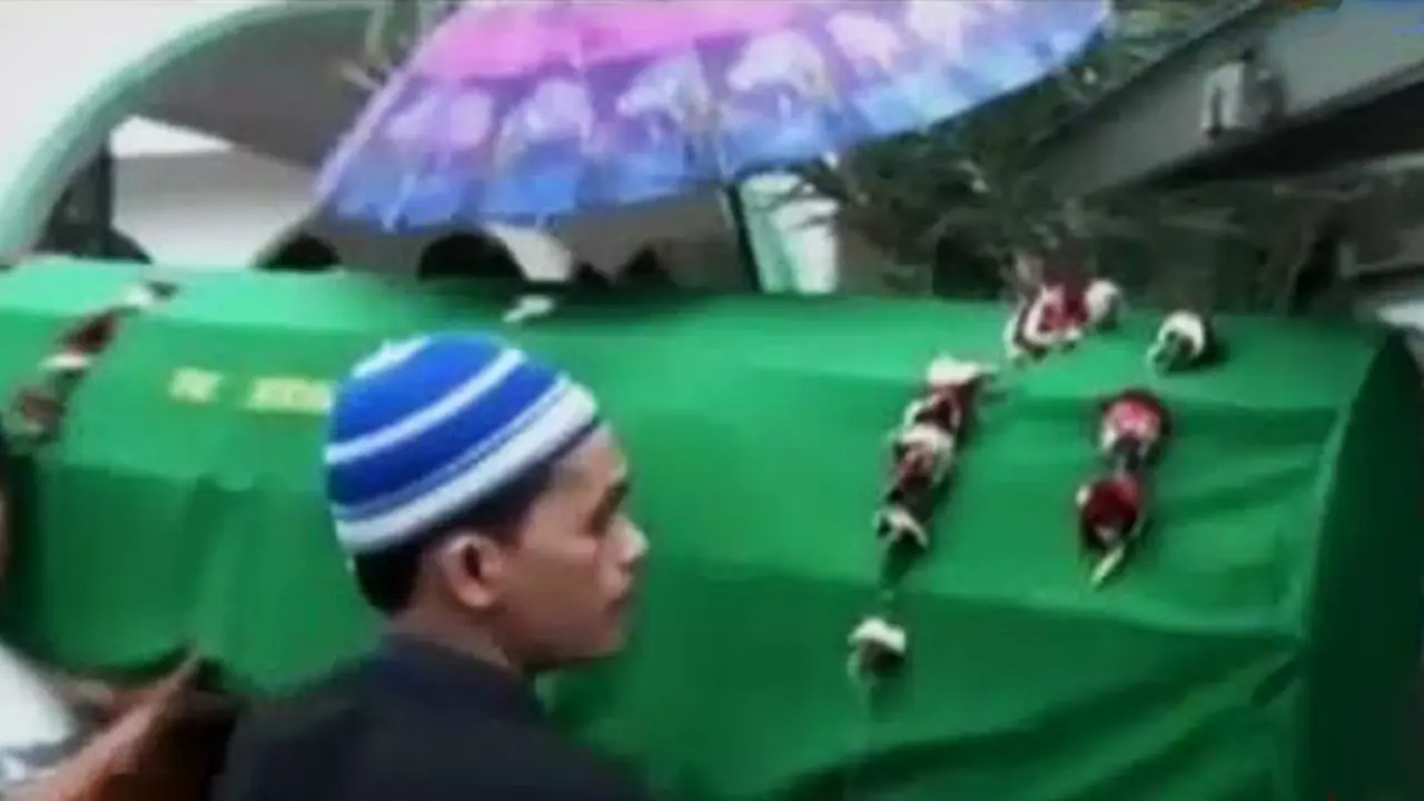 VIDEO: Informan Polisi Korban Tewas Dikeroyok Warga Dimakamkan