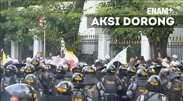 Aksi dorong antara massa dengan polisi di Jalan Veteran  nyaris berujung bentrok. Namun, polisi berhasil mengatasinya