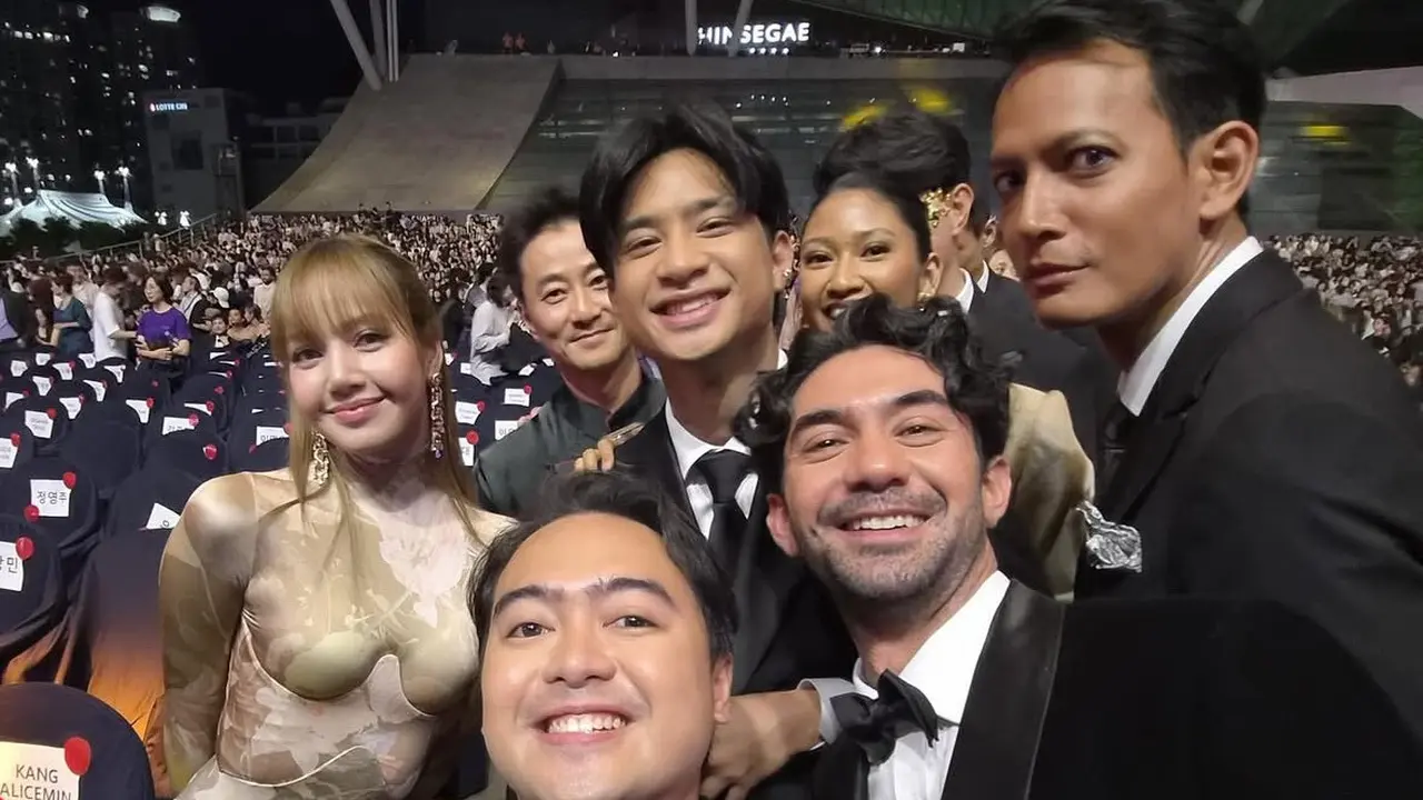 Para Cast Film Pangku Selfie Bersama Lisa Blackpink di Busan International Film Festival