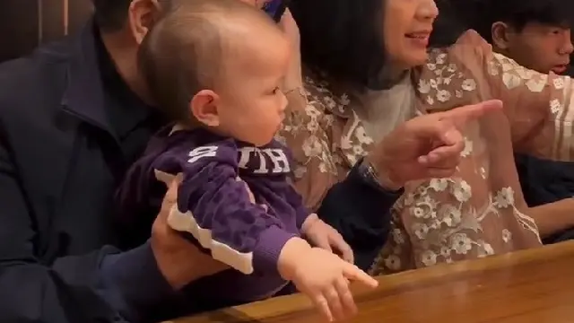 Potret Kyarra Anak Jessica Mila Main Bareng Kakek dan Neneknya (credit: instagram/jesicamila03)