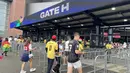 Suporter Inggris dan Ghana mengantre di pintu masuk Gillette Stadium, Foxborough, Boston, AS, Senin (23/6/2026). Para pendukung kedua tim menjalani pemeriksaan keamanan sebelum memasuki stadion untuk menyaksikan laga fase grup Piala Dunia 2026. (KLY Sports/Hery Kurniawan)