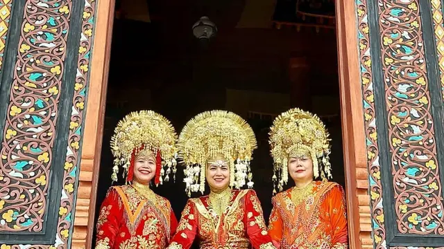 Ira Wibowo mengenakan busana adat Minang (Instagram/irawbw)