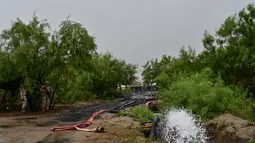 Pemandangan area di mana tentara dan personel penyelamat berusaha menjangkau 10 penambang yang terperangkap di tambang batu bara yang terendam banjir menyusul tanah longsor sejak 3 Agustus, di komunitas Agujita, Kota Sabinas, Negara Bagian Coahuila, Meksiko (15/8/2022). Otoritas Meksiko mengumumkan rencana untuk menutup kebocoran ke tambang batu bara di mana 10 pekerja telah terperangkap selama lebih dari seminggu, setelah banjir baru memberikan kemunduran besar bagi upaya penyelamatan. (AFP/Pedro Pardo)