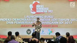 Menko Polhukam Wiranto memberi sambutan saat memberikan piagam penghargaan Indeks Demokrasi Indonesia (IDI) 2017 di Jakarta, Kamis (13/12). Penghargaan diberikan kepada provinsi yang mencapai nilai IDI di atas 80. (Merdeka.com/Iqbal Nugroho)