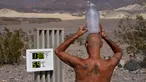 Steve Krofchik mendinginkan kepalanya dengan botol berisi es batu di Taman Nasional Death Valley, California, Amerika Serikat, Senin (17/8/2020). Temperatur udara tertinggi di Dunia -- 54,4 derajat Celcius -- tercatat di Taman Nasional Death Valley pada Minggu 16 Agustus. (AP Photo/John Locher)
