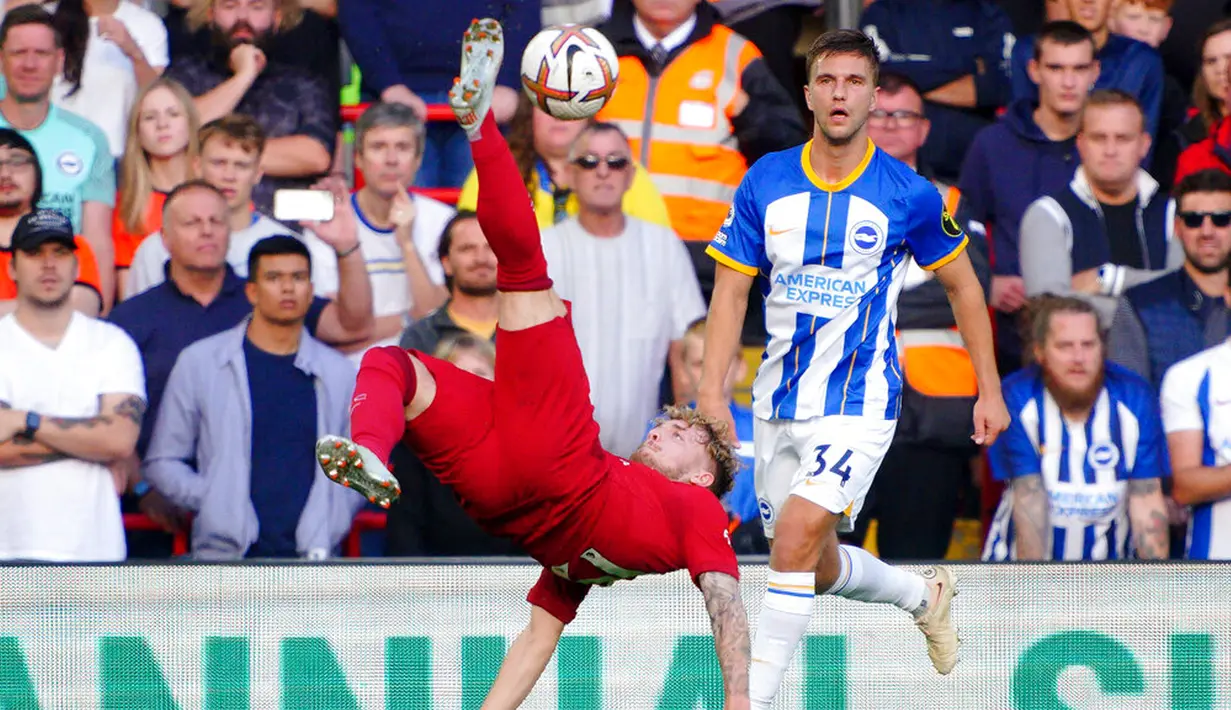 Pemain Liverpool Harvey Elliott melakukan tendangan salto ke gawang Brighton and Hove Albion pada pertandingan sepak bola Liga Premier Inggris di Anfield, Liverpool, Inggris, 1 Oktober 2022. Pertandingan berakhir imbang 3-3. (Peter Byrne/PA via AP)