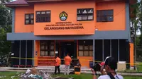 DENSUS 88 dan Brimob memasang garis polisi di sekitar Gelanggang Mahasiswa FISIP Unri, Sabtu, 2 Juni 2018. (Riauonline.co.id)