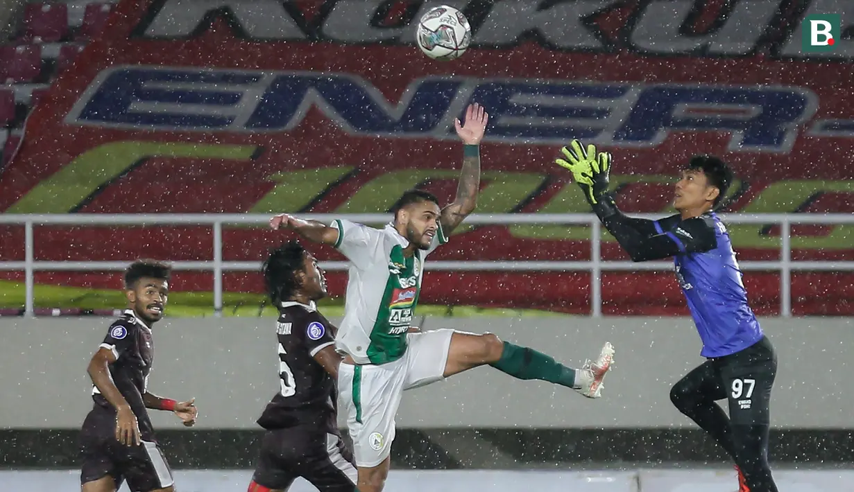 Pemain PSS Sleman, Eduardo Jose Barbosa Da Silva (tengah) berebut bola dengan kiper PSM Makassar, Hilman Syah dalam laga pekan ke-12 BRI Liga 1 2021/2022 di Stadion Manahan, Solo, Kamis (18/11/2021). (Bola.com/Bagaskara Lazuardi)