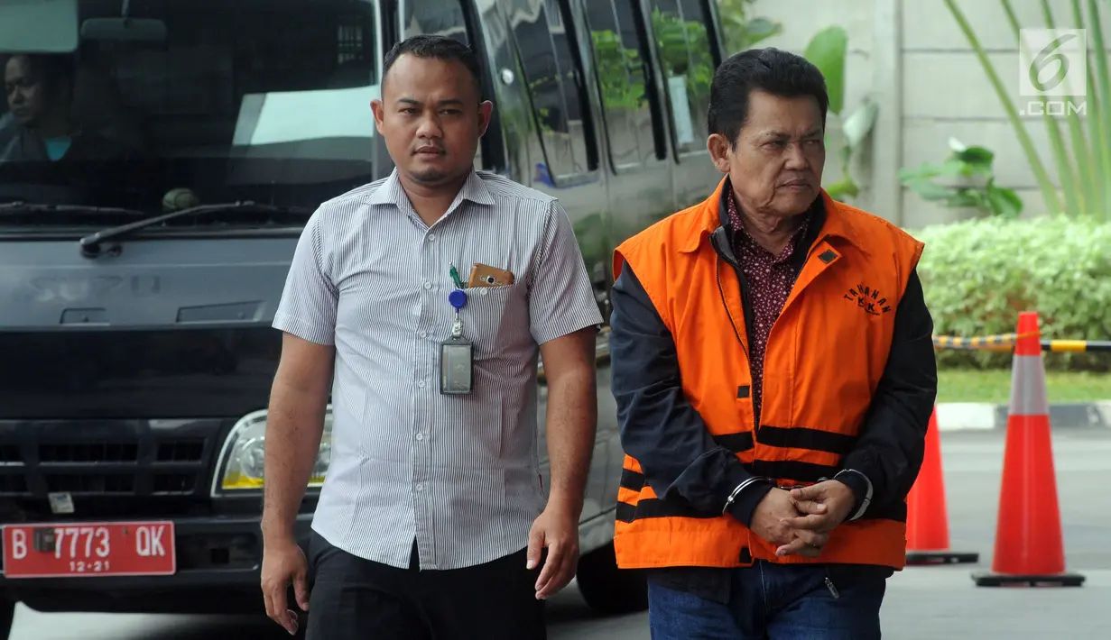 Wali Kota nonaktif Pasuruan Setiyono (kanan) tiba di Gedung KPK, Jakarta, Kamis (17/1). Setiyono diperiksa sebagai tersangka untuk melengkapi berkas terkait dugaan suap sejumlah proyek di Kota Pasuruan. (Merdeka.com/Dwi Narwoko)