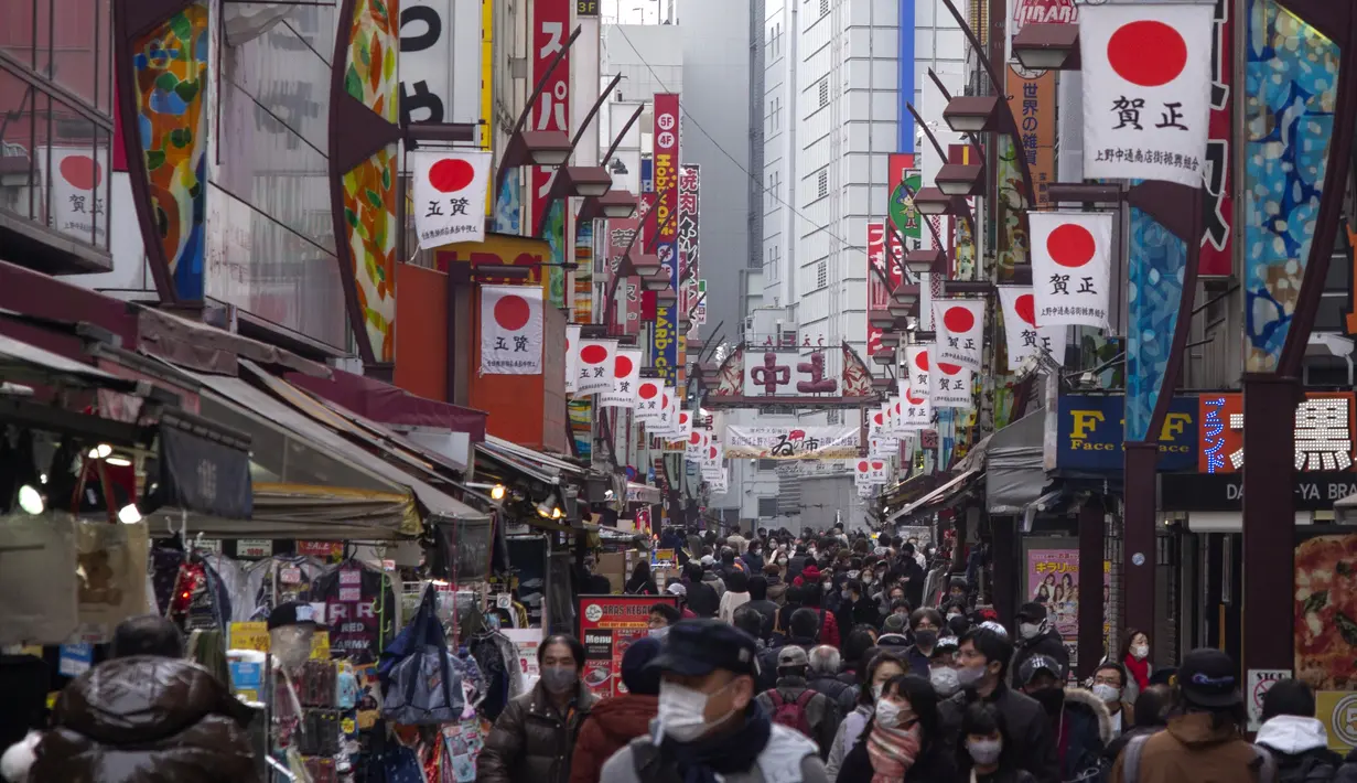 Orang-orang membeli makanan dan perlengkapan untuk merayakan Tahun Baru di distrik perbelanjaan Ueno di Tokyo, Selasa (29/12/2020). Tokyo melaporkan peningkatan kasus virus corona menjelang musim libur tahun baru, dimana biasanya masyarakat yang tinggal di ibu kota akan mudik. (Kazuhiro NOGI/AFP)