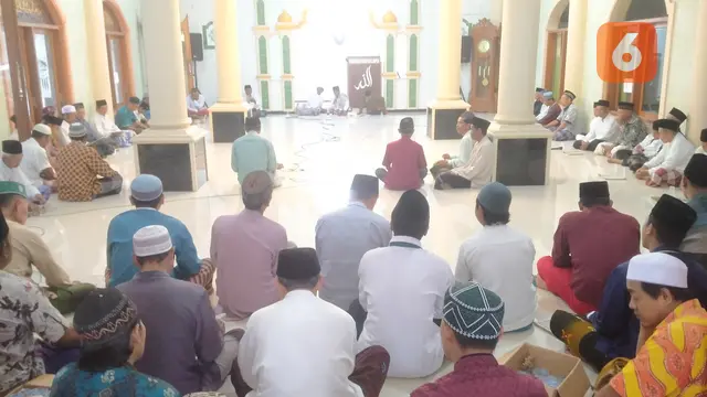 Dzikir Maulid dilakukan masyarakat Boyolangu, Banyuwangi, untuk peringati hari kelahiran Nabi Muhammad SAW (Hermawan Arifianto/Liputan6.com)