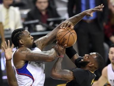 Pemain LA Clippers, DeAndre Jordan #6 menghadang laju pemain Cleveland Cavaliers, LeBron James (kanan) pada laga NBA 2016-2017 di Quicken Loans Arena, (1/11/2016).  (Reuters/David Richard-USA TODAY Sports)