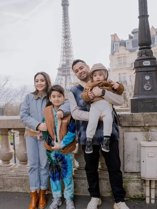 <p>Raffi dan Nagita kembali memilih liburan ke Paris, Prancis. Kali ini mereka menyempatkan untuk melakukan photoshoot sederhana dengan kedua anaknya. [Foto: instagram.com/raffinagita1717]</p>