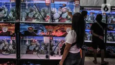 Pengunjung melihat ikan Louhan milik salah satu peserta kontes saat Soul of Competition di Pasar Ikan Hias Johar Baru, Jakarta, Minggu (24/10/2021). Kontes yang diikuti 160 peserta dari berbagai kota di Indonesia ini digelar hingga Senin (25/10). (merdeka.com/Iqbal S. Nugroho)
