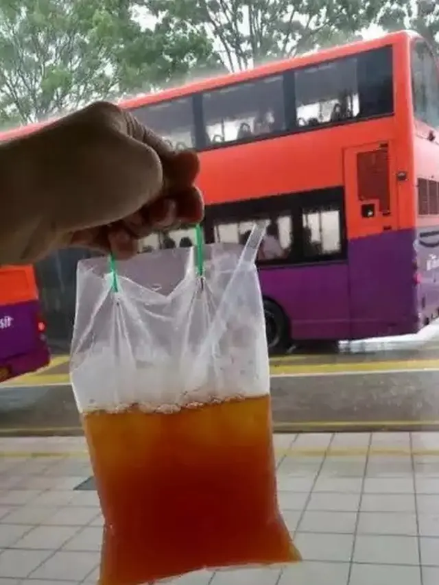 6 Potret Orang Minum Es dari Plastik Ini Bikin Tepuk Jidat, Ada Saja Idenya