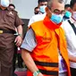 Mantan Bupati Kuansing Mursini saat digiring petugas Kejati Riau ke mobil tahanan karena terlibat korupsi. (Liputan6.com/M Syukur)