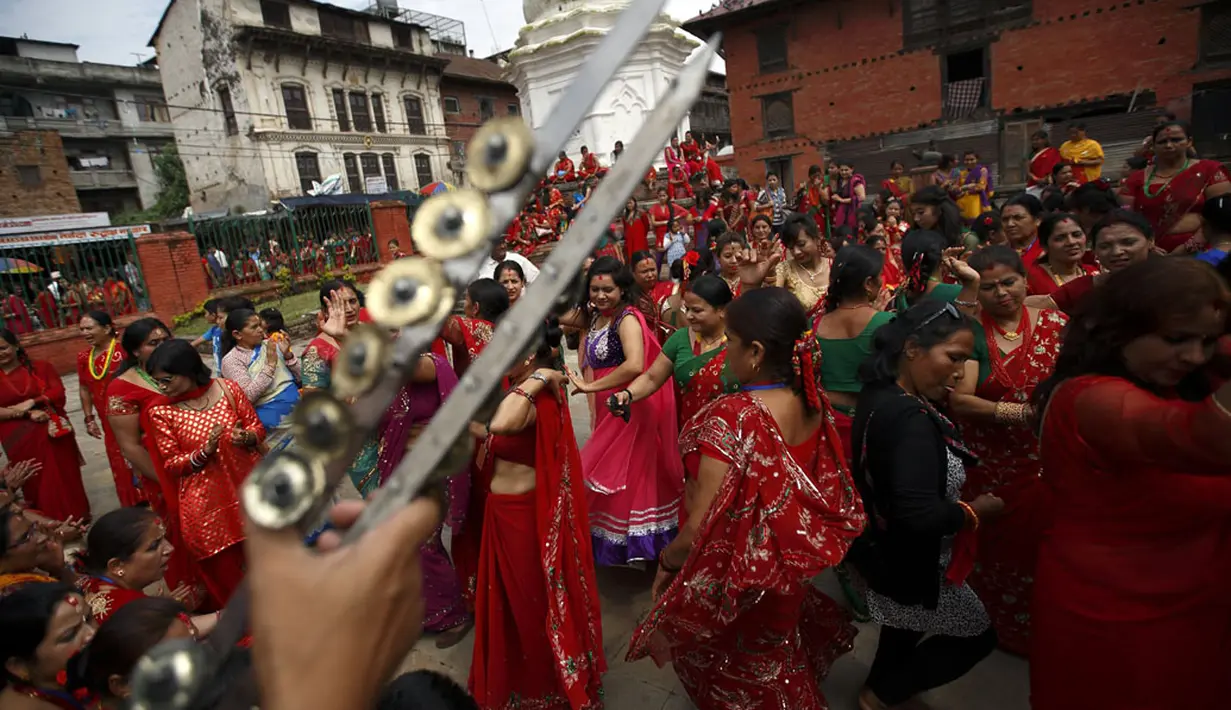 Puluhan perempuan bernyanyi dan menari di kuil Pashupatinath saat perayaan festival Teej di Kathmandu, (28/8/2014). (REUTERS/Navesh Chitrakar)