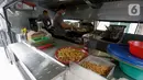 Personel memasak di dapur umum yang didirikan oleh TNI dan Polri di kawasan Kota Tua, Jakarta Barat, Rabu (15/4/2020). Dapur umum menyiapkan 1200 porsi makanan yang didistribusikan kepada masyarakat yang membutuhkan selama diterapkan PSBB. (Liputan6.com/Fery Pradolo)