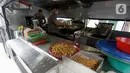 Personel memasak di dapur umum yang didirikan oleh TNI dan Polri di kawasan Kota Tua, Jakarta Barat, Rabu (15/4/2020). Dapur umum menyiapkan 1200 porsi makanan yang didistribusikan kepada masyarakat yang membutuhkan selama diterapkan PSBB. (Liputan6.com/Fery Pradolo)