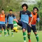 Gelandang Timnas Indonesia U-23, Rasyid Bakri (kanan) mencoba merebut bola dari kaki Rizky Pellu saat berlatih di lapangan SPH Karawaci Tangerang, (14/5/2014). (Liputan6.com/Helmi Fithriansyah) 