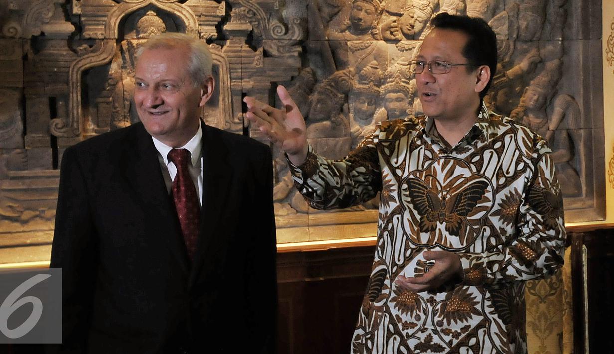 Ketua DPD RI Irman Gusman menerima kunjungan Dubes Republik Ceko Ivan Hotek di Jakarta. Rabu (6/1/2016). Dalam kunjungannya mendorong agar hubungan parlemen Ceko dan Indonesia juga bisa dipererat antar dua negara. (Liputan6.com/JohanTallo)