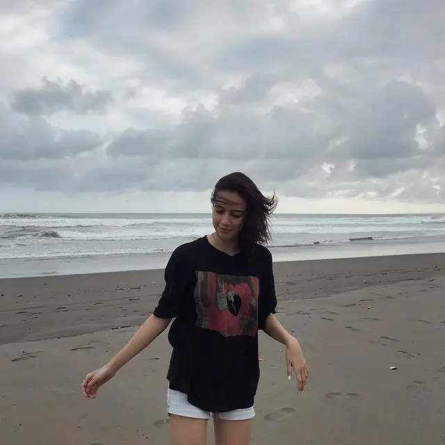 Annette Edoarda (https://www.instagram.com/p/CQyeh6RlROD/)