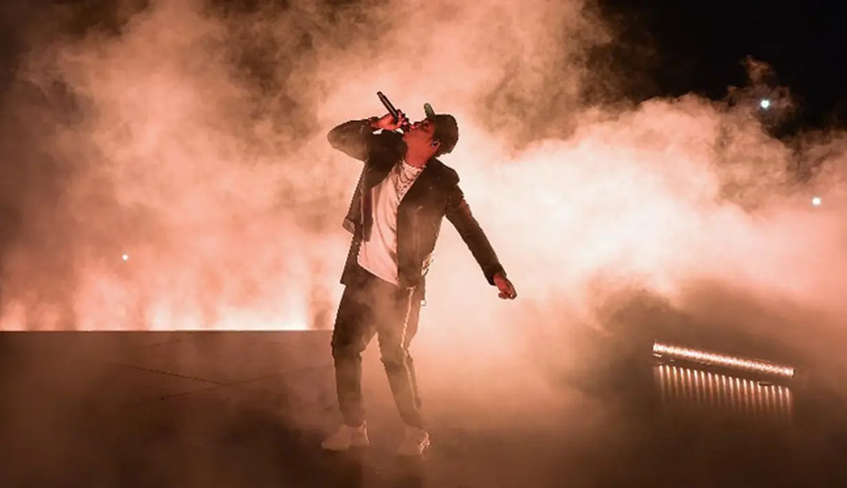 Di antara delapan nominasi yang diterima Jay Z, albumnya yang berjudul 4:04 pun juga masuk nominasi kategori album of the year. Selain itu, ada juga lagunya, The Story of OJ dinominasikan untuk lagu dan rekaman terbaik. (AFP/Guztavo Caballero)