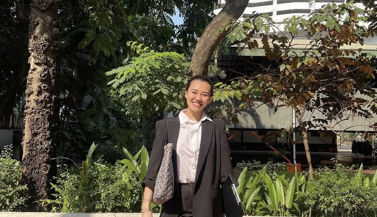 Kamis (14/9) Aaliyah menjalani ujian tengah semester untuk mata kuliah Psikologi Medis. Ia pun tampil formal dengan pakaiannya. [@aaliyah.massaid]