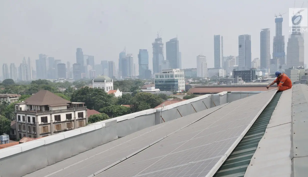 Teknisi mengecek panel pembangkit listrik tenaga surya (PLTS) di atap Gedung Pusat Dakwah Muhammadiyah, Jakarta, Selasa (6/8/2019). PLTS atap ini bertujuan menghemat pemakaian listrik konvensional sekaligus menjadi energi cadangan saat listrik padam. (merdeka.com/Iqbal S. Nugroho)